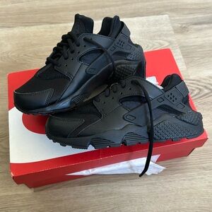 Women’s Nike huarache run shoes